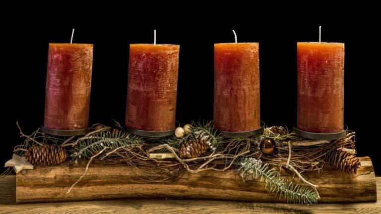 Adventskranz mit vier Kerzen als Themenbild